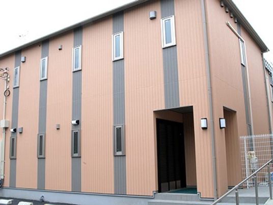 茶色の建物外観