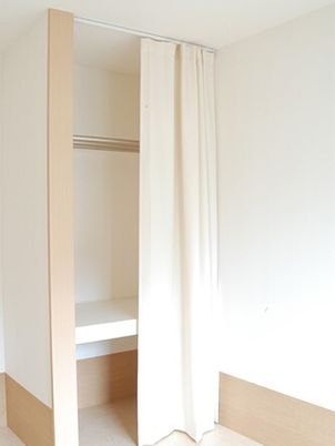 シンプルな洋室のクローゼット