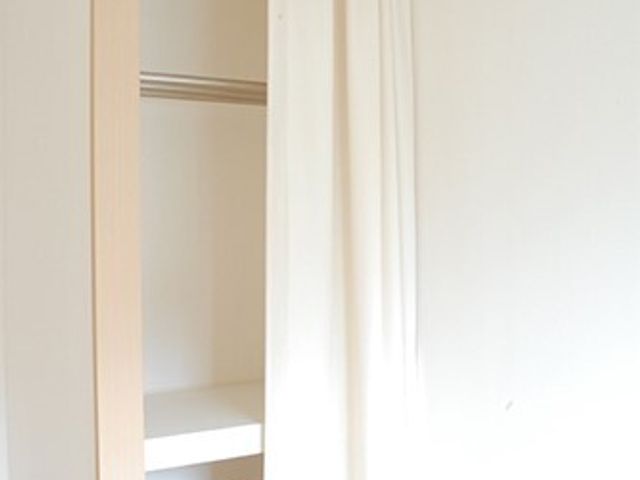 シンプルな洋室のクローゼット 居室 整理整頓がしやすい洋室のクローゼットです。日々の服装選びも快適に行えます。