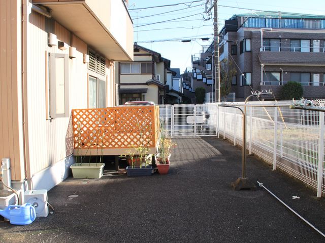 清潔感あるエントランス エントランス 明るく清潔感のあるエントランスが迎える職場です。心地よい環境で働きませんか。