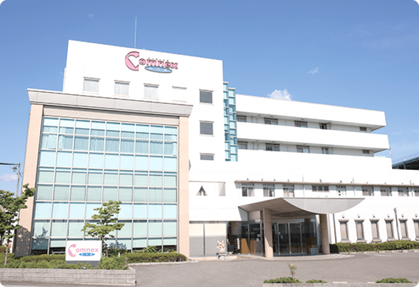 白い建物の外観