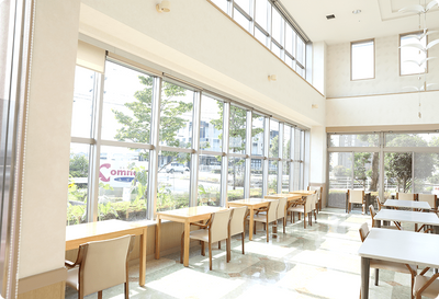 明るい広々としたダイニングルーム