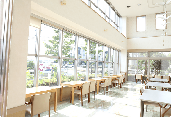 明るい広々としたダイニングルーム