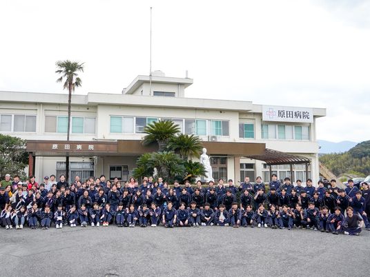 病院前の集合写真  