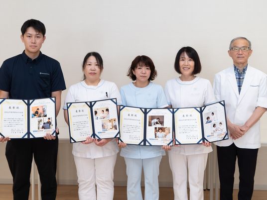 表彰状を持つ職員の集合  
