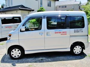 送迎車が並ぶ外観  