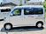 送迎車が並ぶ外観  