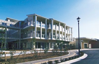 三階建ての建物外観
