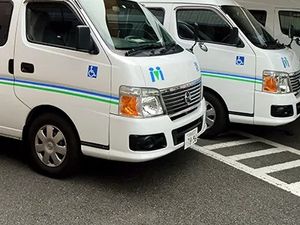 送迎車が並ぶ外観  