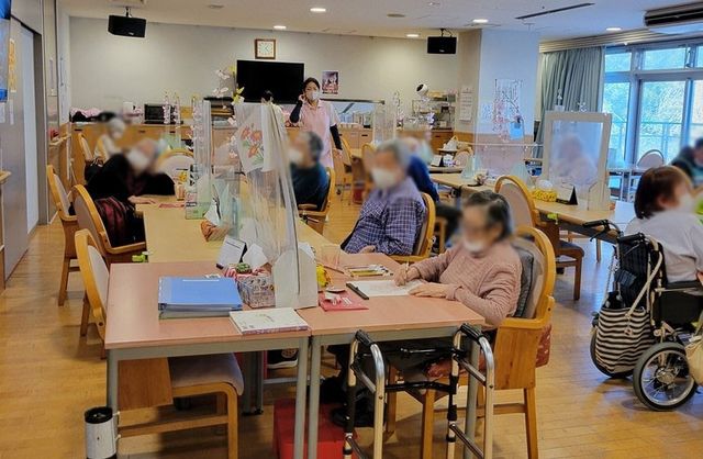 活動する人々の様子が見られる部屋
