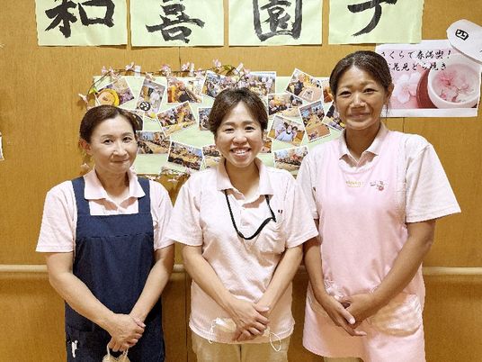 笑顔のスタッフ3人  