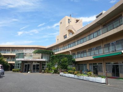 緑に囲まれた建物