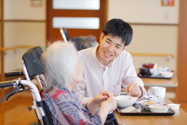 笑顔の食事風景
