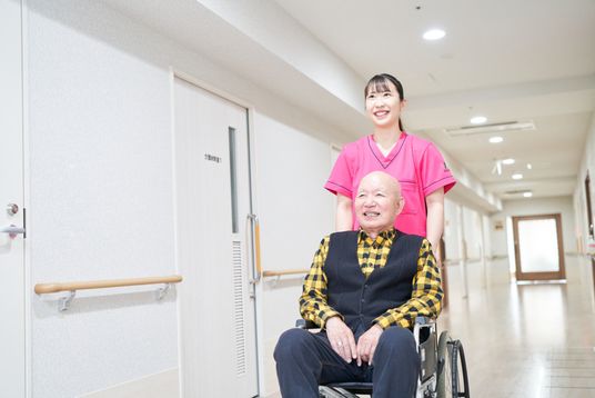 車椅子とスタッフの廊下