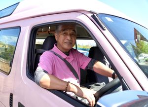 車の運転席に座る人