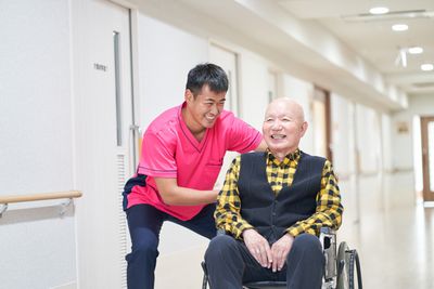 笑顔の人々がいる廊下