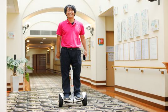 廊下で立つ男性