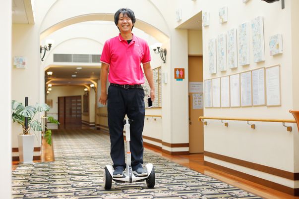 廊下で立つ男性