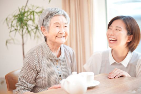 テーブルで笑顔を交わす女性たち