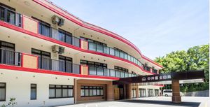 緑に囲まれた建物外観