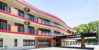 緑に囲まれた建物外観