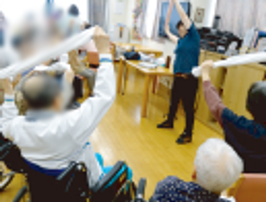 体操する人々の部屋