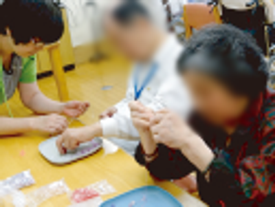 手芸を楽しむ様子