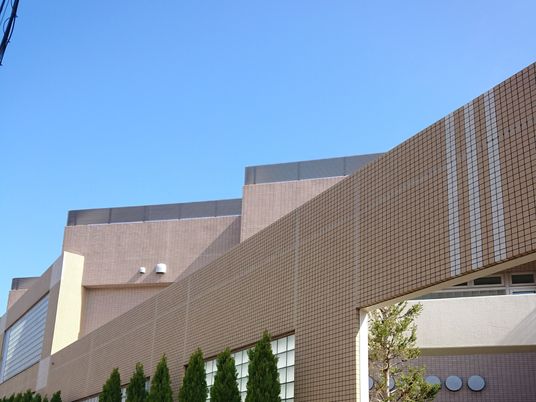 明るい建物の外観  
