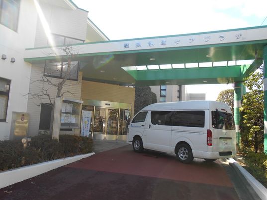 施設の車寄せ外観  