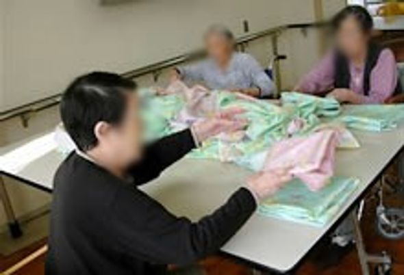 テーブルで作業中の様子
