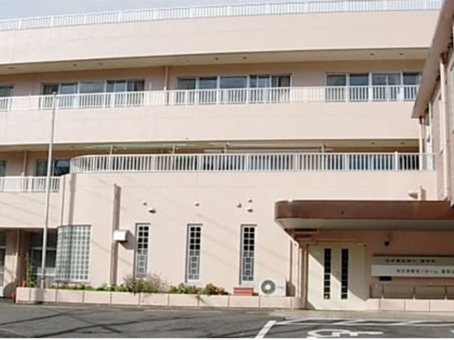 明るい施設の外観 外観 広々とした駐車スペースを備えた施設の外観です。明るい印象の建物です。