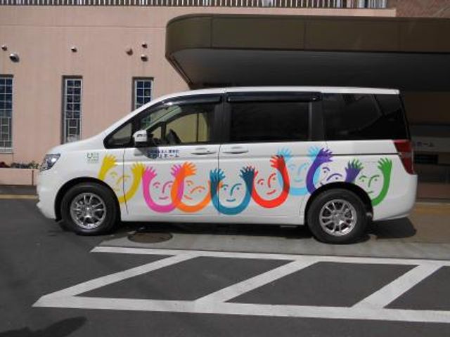 カラフルな車両の外観 外観 送迎サービスとして活用されるカラフルなデザインの車両です。施設へのアクセスが便利になります。