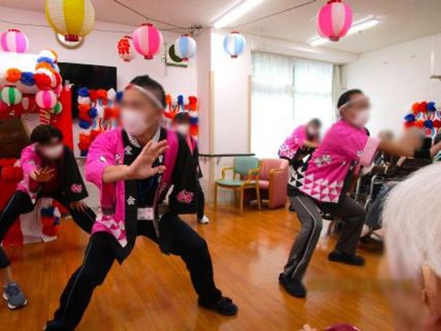 明るい空間での活動 多目的室 明るい多目的室で、楽しい活動が実施されています。皆で一緒に楽しい時間を過ごせます。