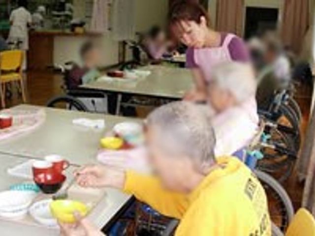 食事を楽しむ様子 食堂 スタッフが温かくサポートし、安心して食事を楽しめる場所です。明るい雰囲気がポイントです。