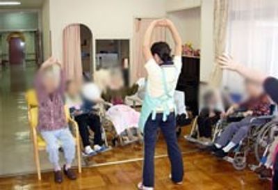 体操する人々の居室
