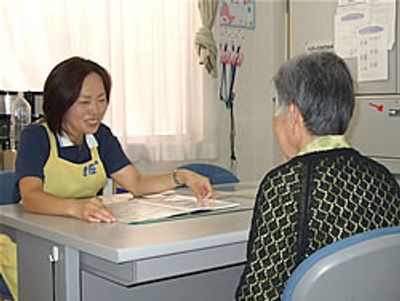 相談するスタッフの室内