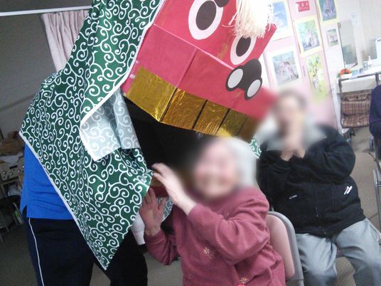 獅子舞を楽しむ居室