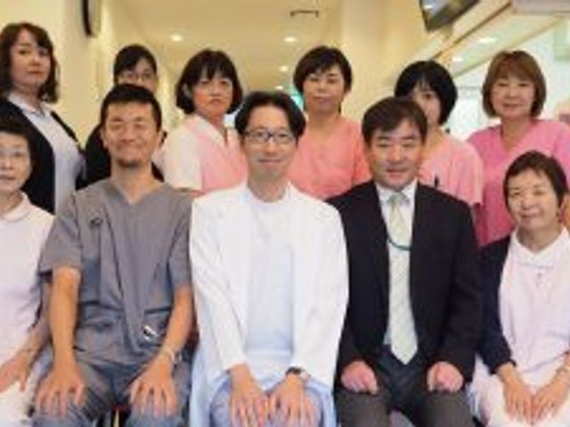 スタッフ集合写真 スタッフイメージ スタッフの方々が笑顔で集合しています。チームワークの良さを感じられる一枚です。
