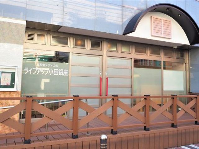 エントランスの様子 エントランス 吹き抜けのエントランスは、自然光がたっぷりと入り明るい雰囲気です。温かみのあるデザインが特徴です。