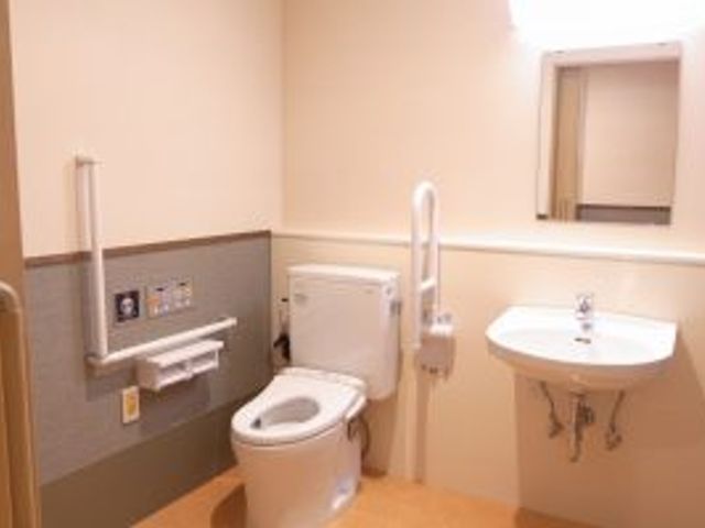 快適なトイレ トイレ バリアフリー設計の広々としたトイレです。安全で快適な使用をサポートします。