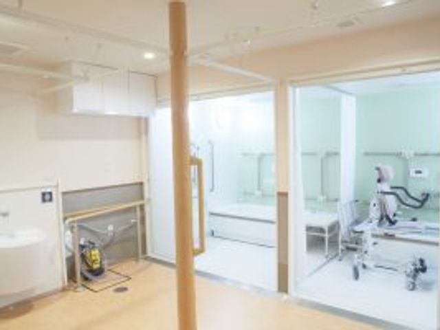明るい洗面台付のお部屋 浴室 車椅子でも利用しやすい明るいスペースです。介護の仕事に役立つ設備が整っています。