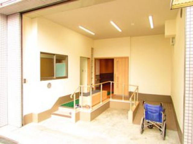 明るい空間の入口 エントランス 自然光が入る明るいエントランスです。バリアフリー設計で車椅子の方も安心です。