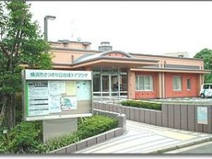 施設の外観と案内板  