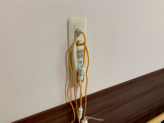 電源コードが差し込まれた壁面