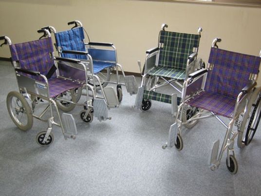 車椅子が並ぶ廊下  