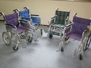 車椅子が並ぶ廊下  