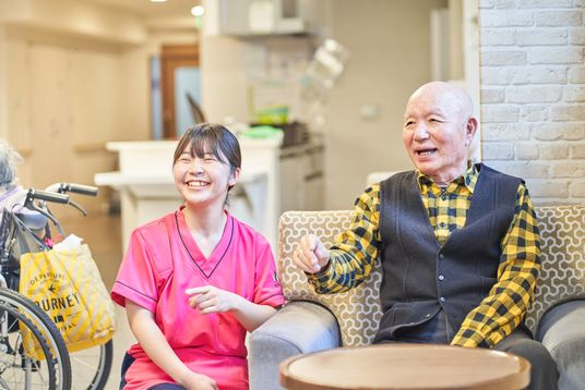 くつろぐ利用者とスタッフ
