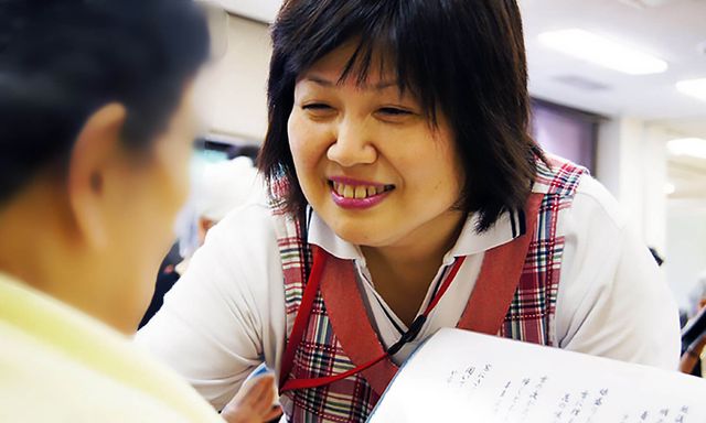 笑顔の対話を楽しむスタッフ
