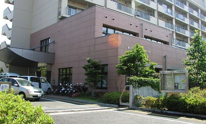 植物に囲まれた外観