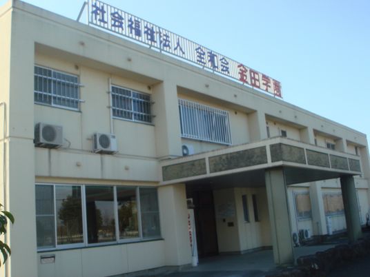 落ち着いた外観の建物